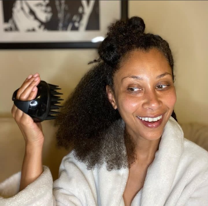 Detangling natural hair with a scalp massager